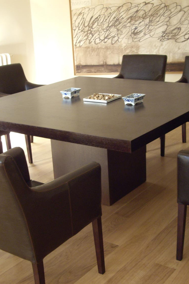 Квадратный стол в столовой