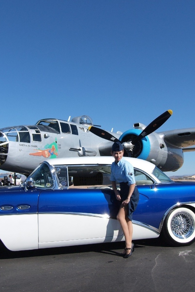 Стюардесса возле ретро автомобиля