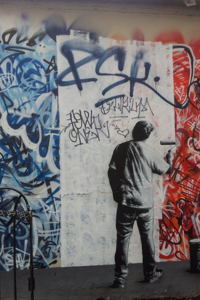 Уличный художник нарисован на стене