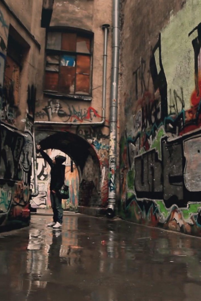 Улица с множеством граффити