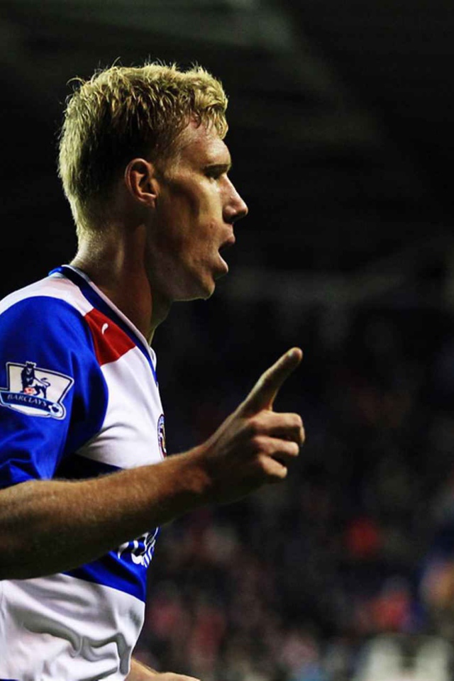 Павел Погребняк нападающий клуба Рединг на поле