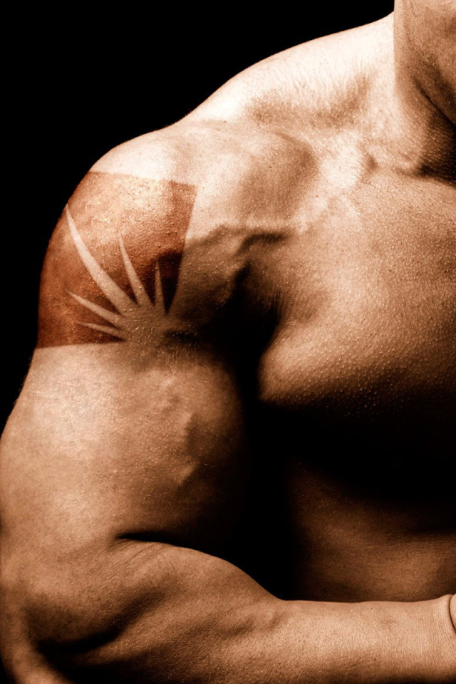 Сильный мужчина с тату