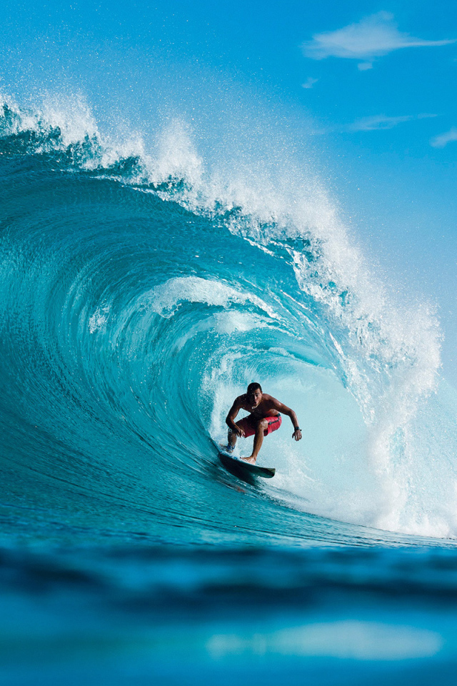 Серфер на волнах в Гаити