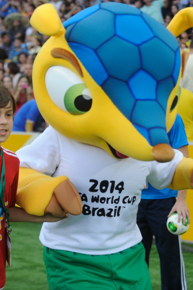 Талисман Чемпионата Мира по футболу в Бразилии 2014 приветствует я юным футболистом