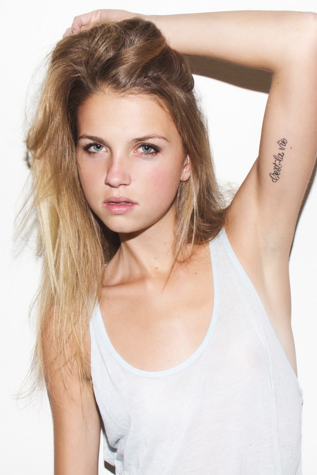 Татуировка у блондинки