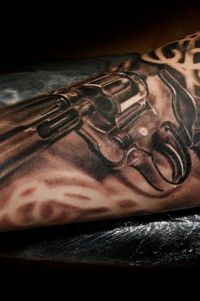 Татуировка в виде пистолета