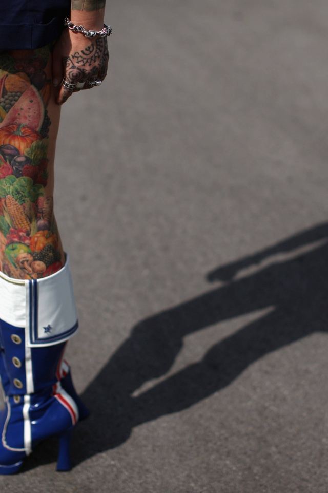 Татуировка на ноге у женщины