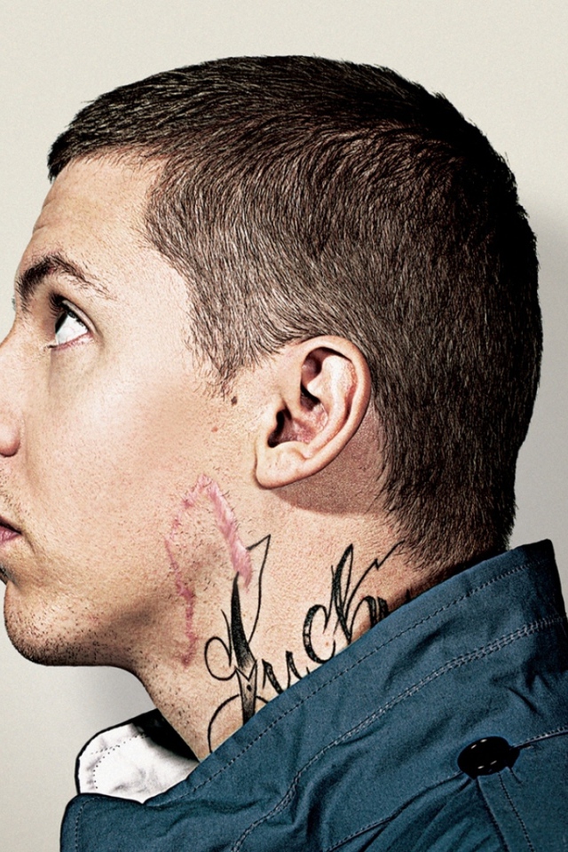 Тату на шее у мужчины