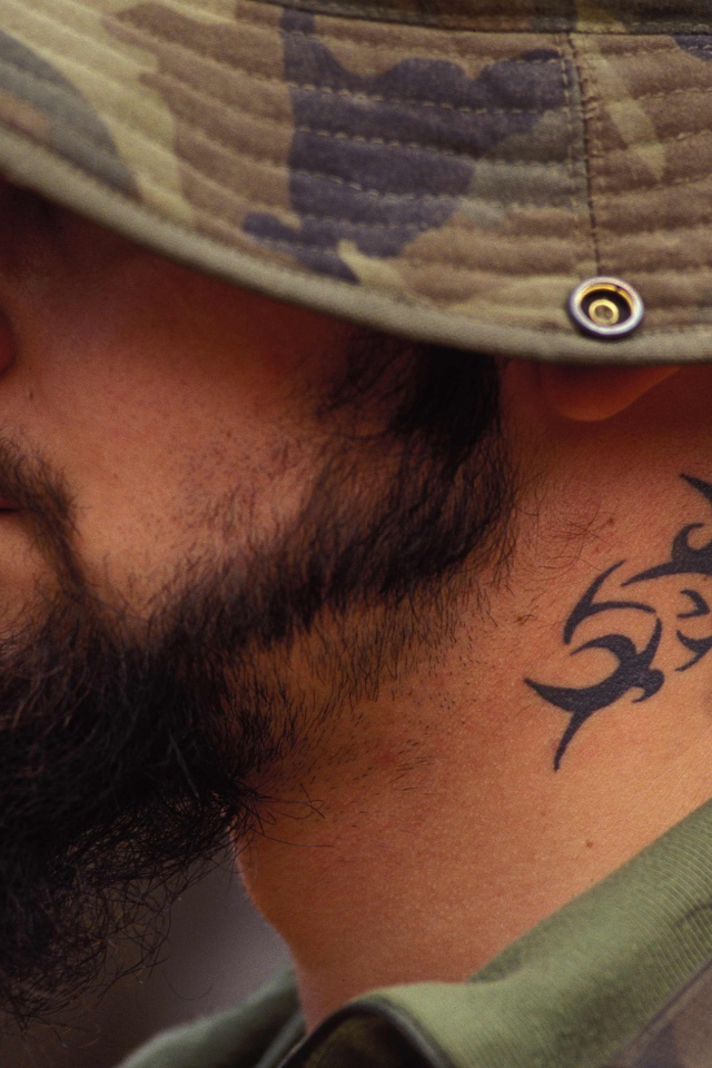 Тату на шее солдата