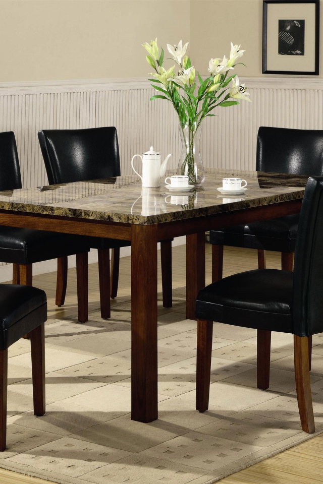 Чай на столе в столовой