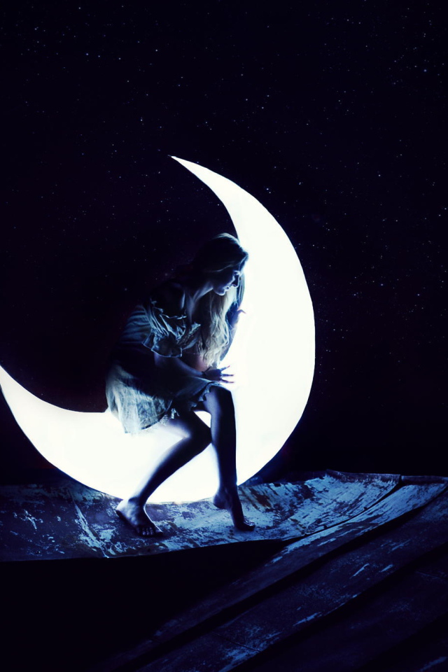 Фотография Девушка сидит на Луне