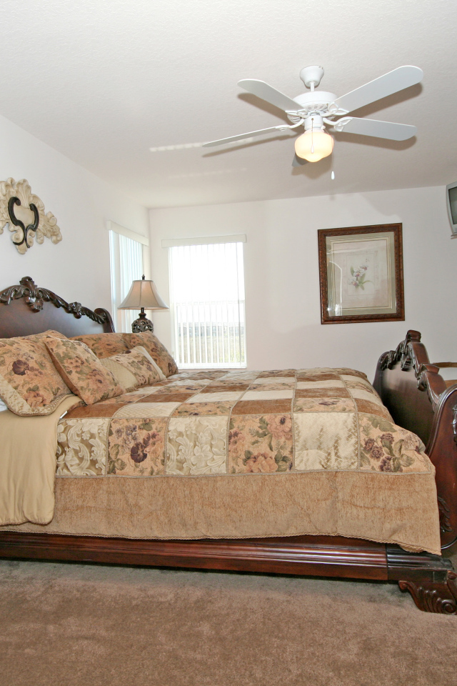 Вентилятор на потолке спальни