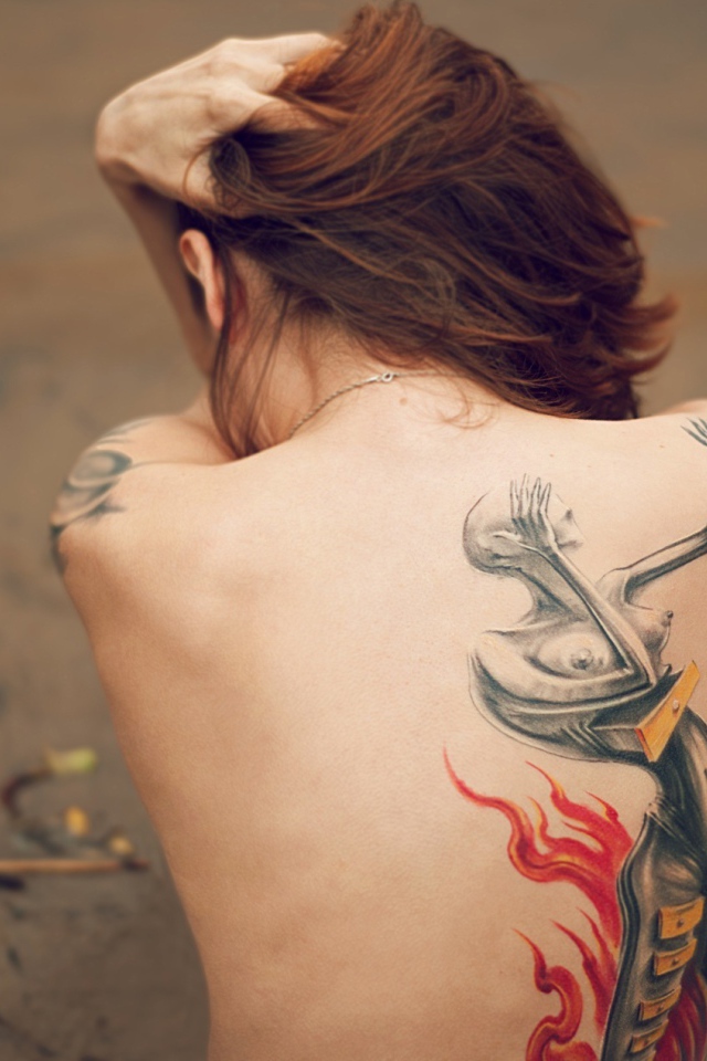 Женская фигура на татуировке