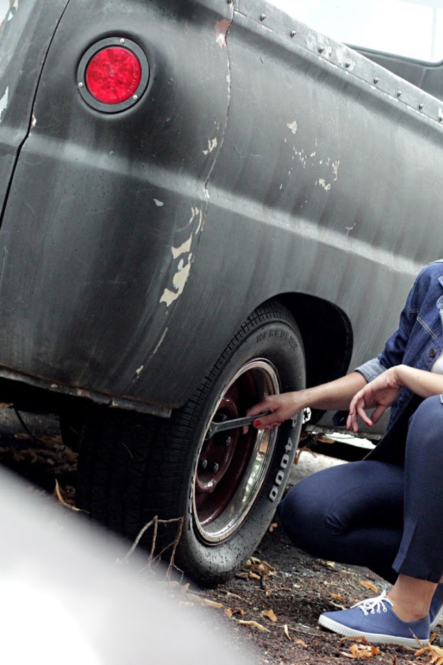 Девушка чинит автомобиль