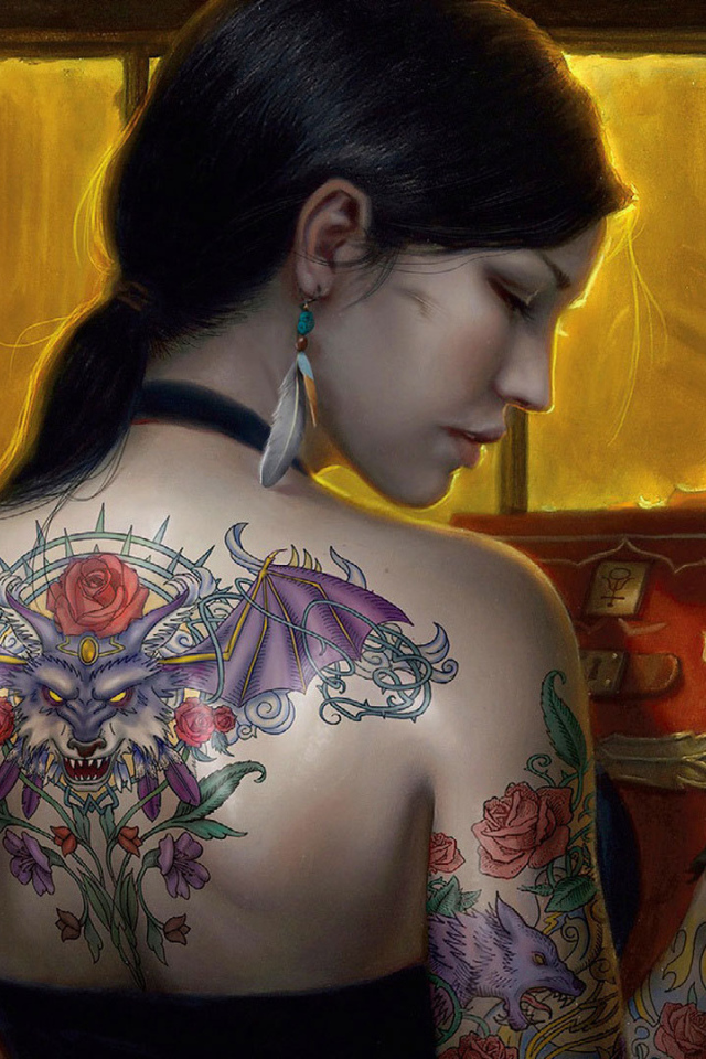 Девушка с татуировкой дракона на спине