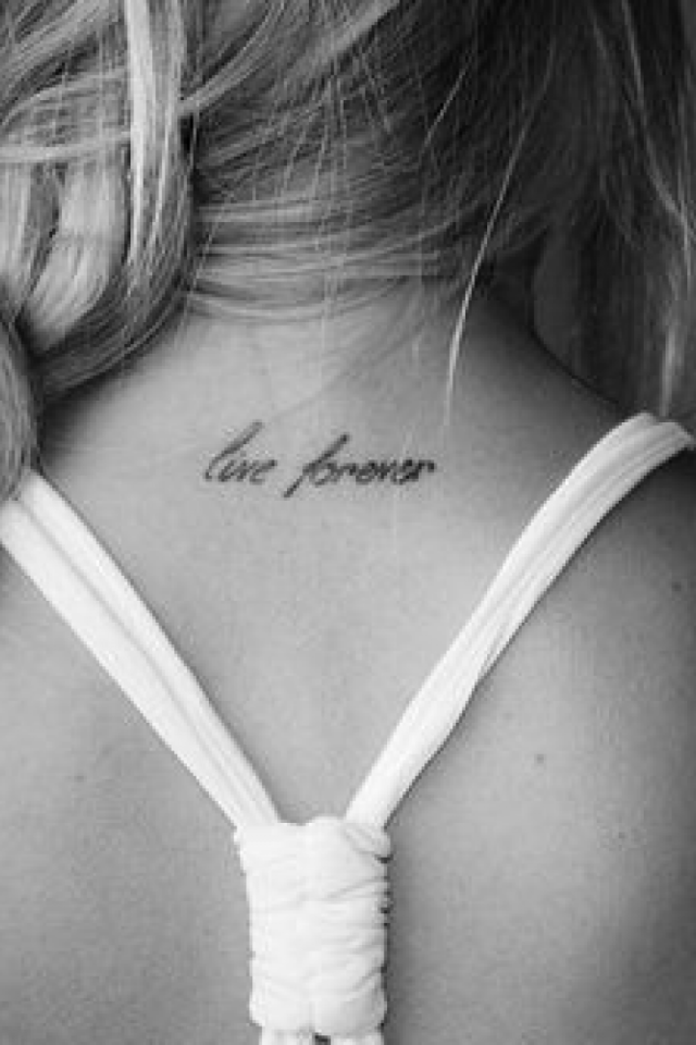 Надпись тату на шее