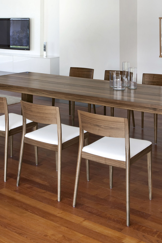 Длинный стол в столовой