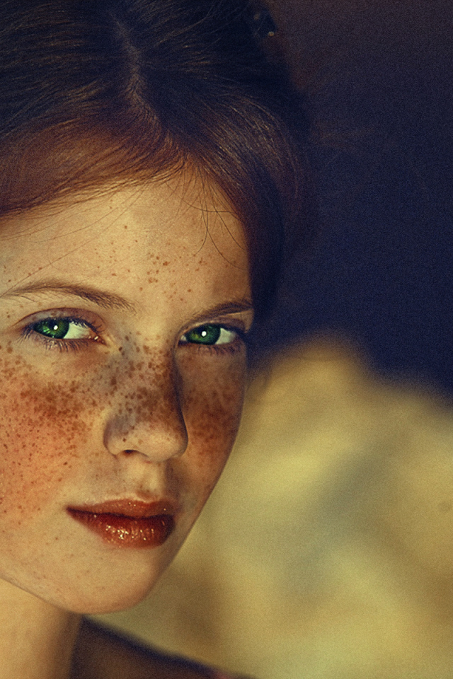 Рыжая девочка с зелеными глазами