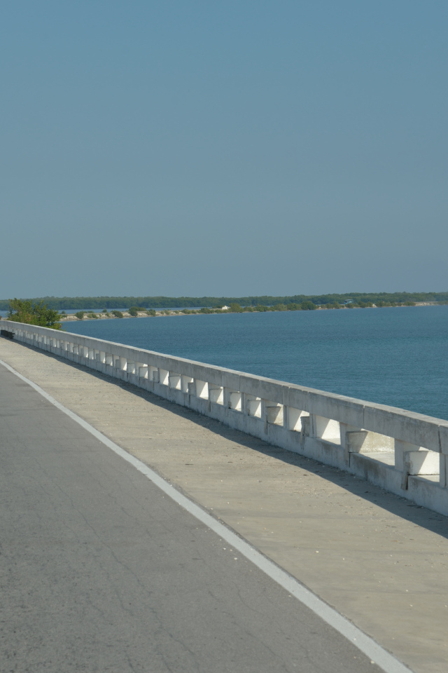 Дорога на побережье на курорте Кайо Санта Мария, Куба