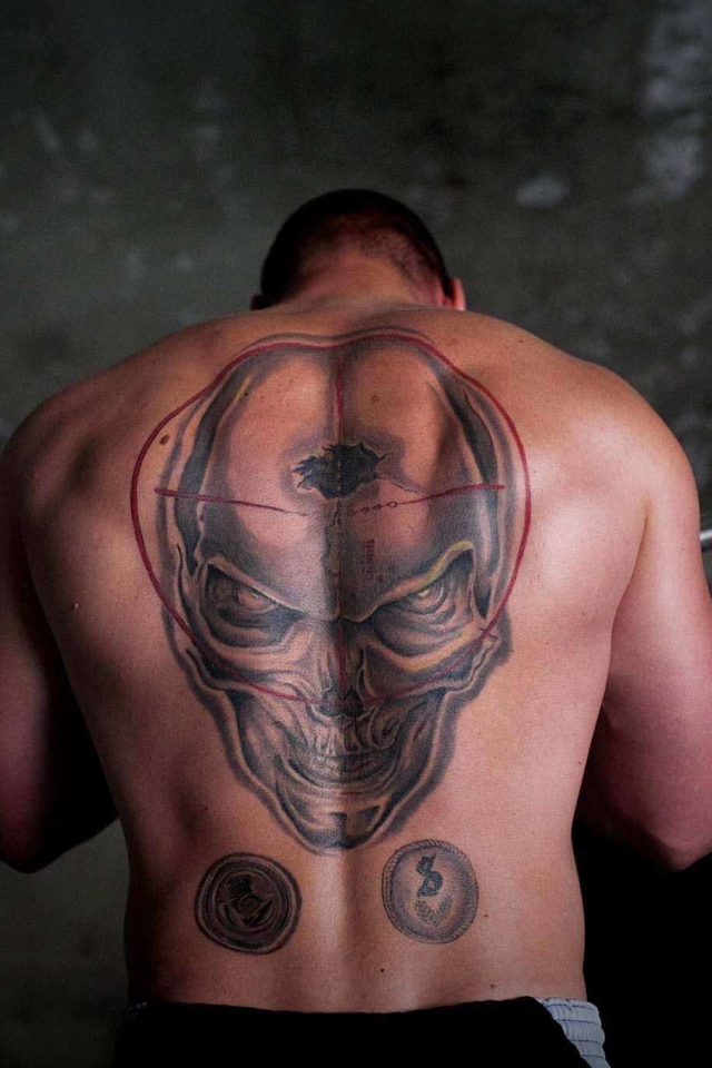 Череп на спине спортсмена