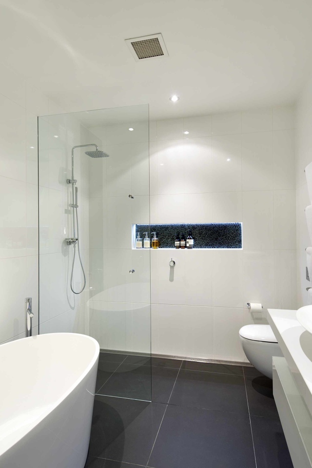 Белоснежный дизайн ванной комнаты