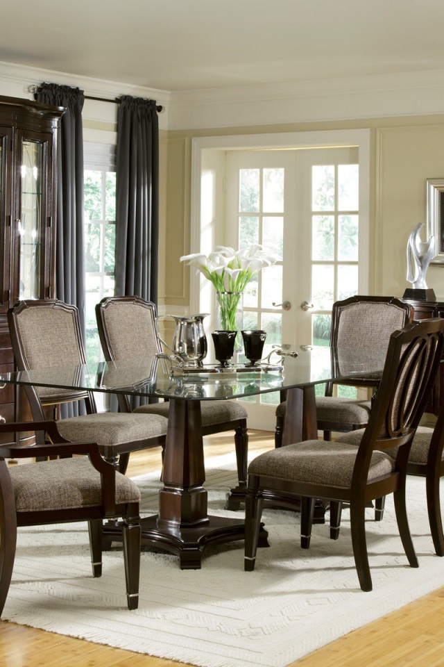 Просторная столовая в доме