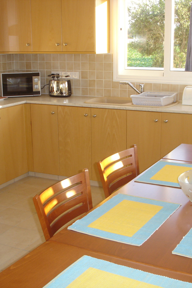 Солнце светит в окно на кухне