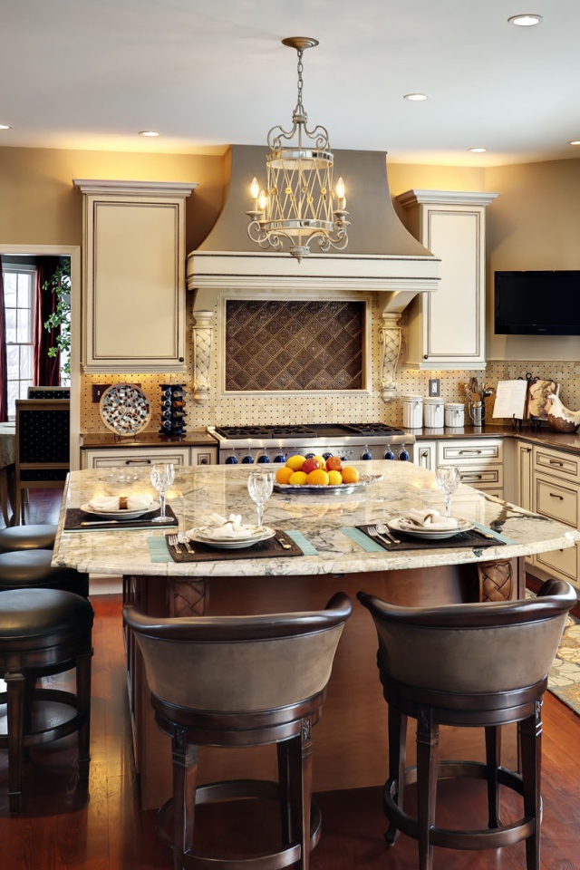 Стол накрыт в кухне