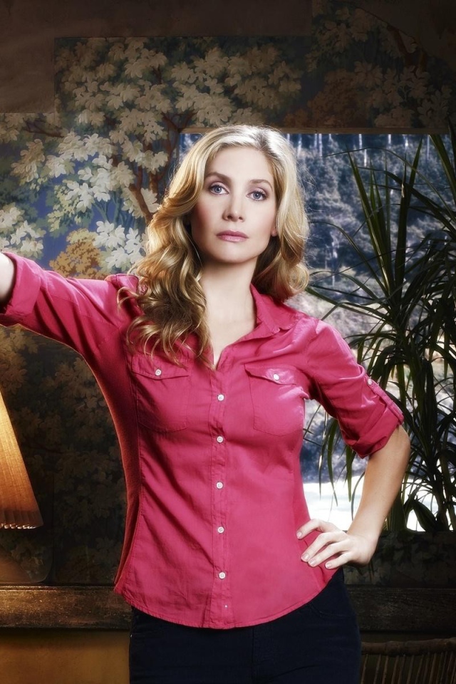 Женщина у открытых дверей