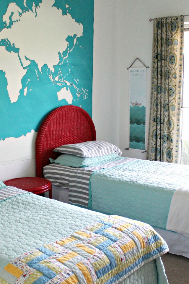 Карта мира на стене в детской