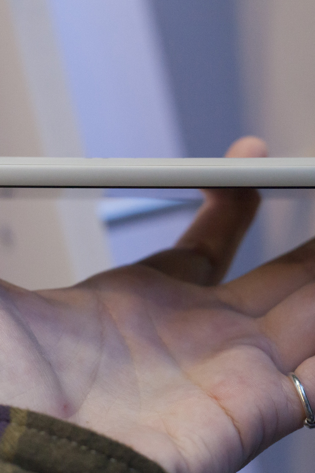 Тонкий YotaPhone 2 в руках