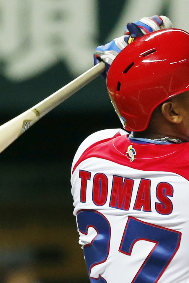 Томас Ясмани играет в бейсбол