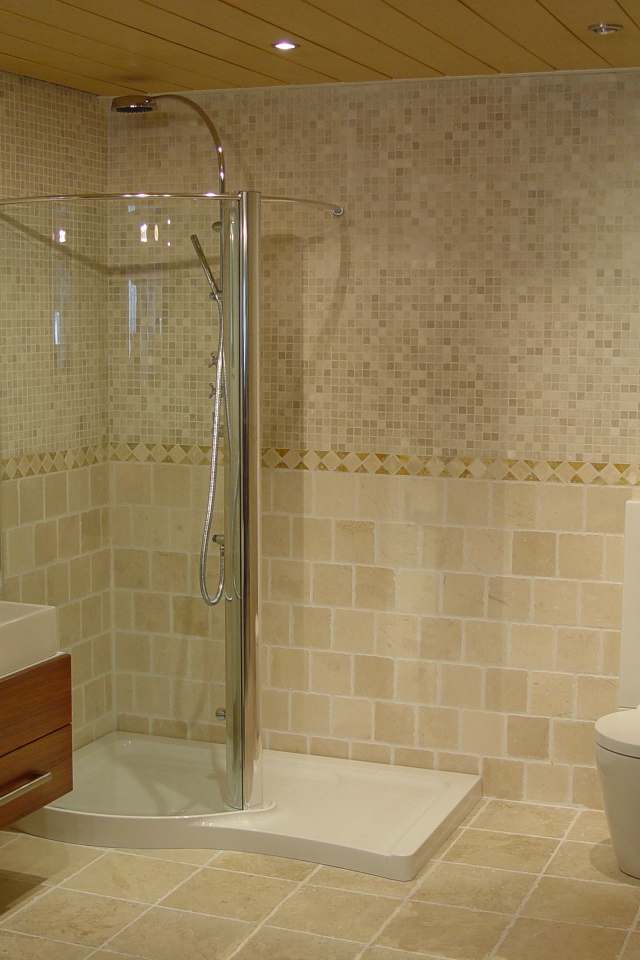 Прозрачная душевая кабина в ванной