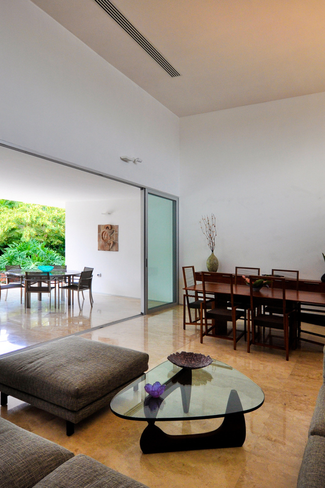 Прозрачная стена в столовой