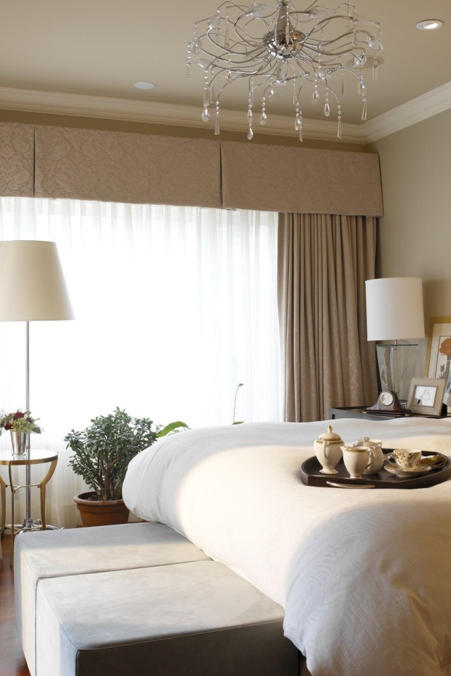 Поднос с кофе на кровати