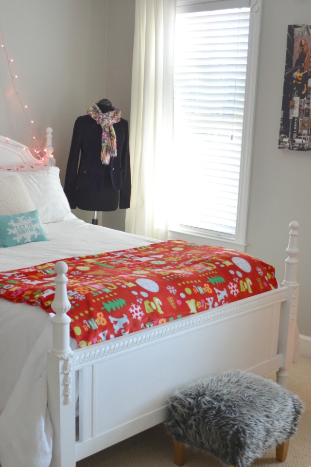 Елка в детской комнате