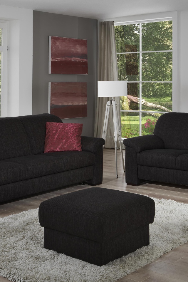 Два черных дивана в гостиной