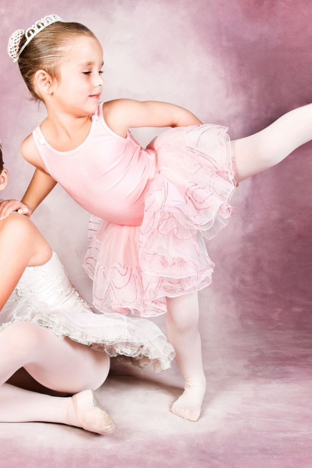 Две юных балерины