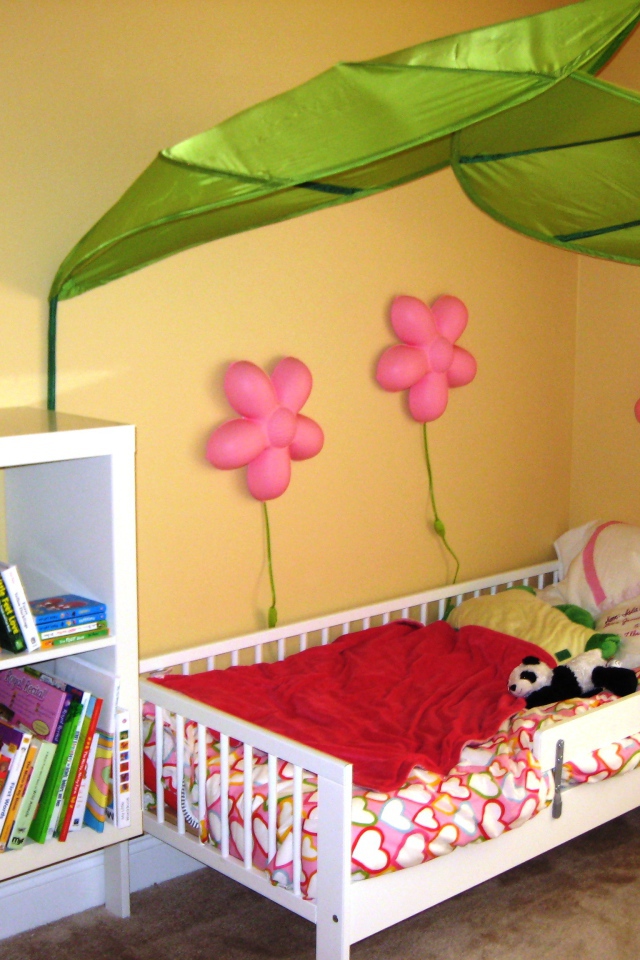 Зонтик над кроватью в детской