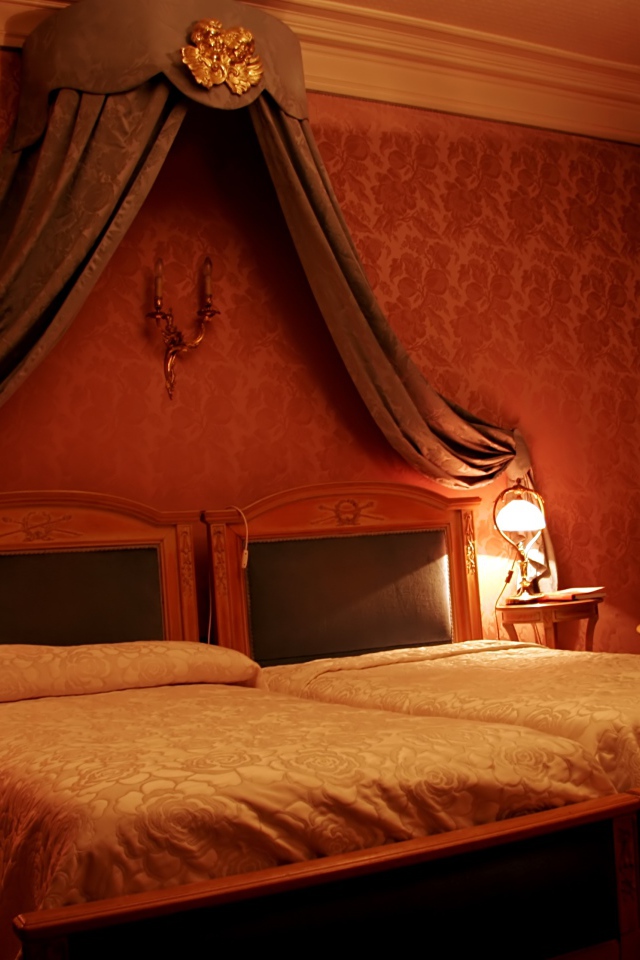 Кровать под вензелем в спальне