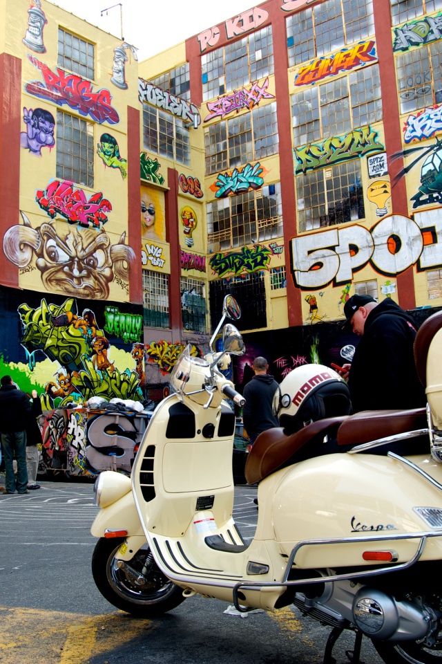 Разные граффити на домах