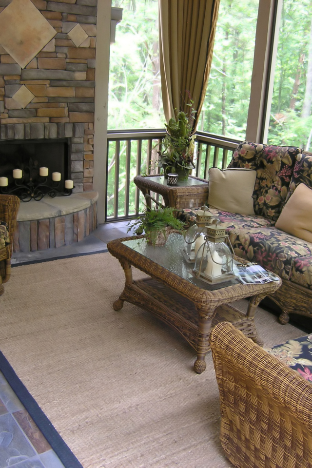 Веранда с плетеной мебелью