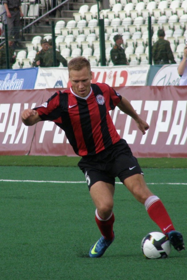 Виталий Гришин полузащитник Амкара с мячом