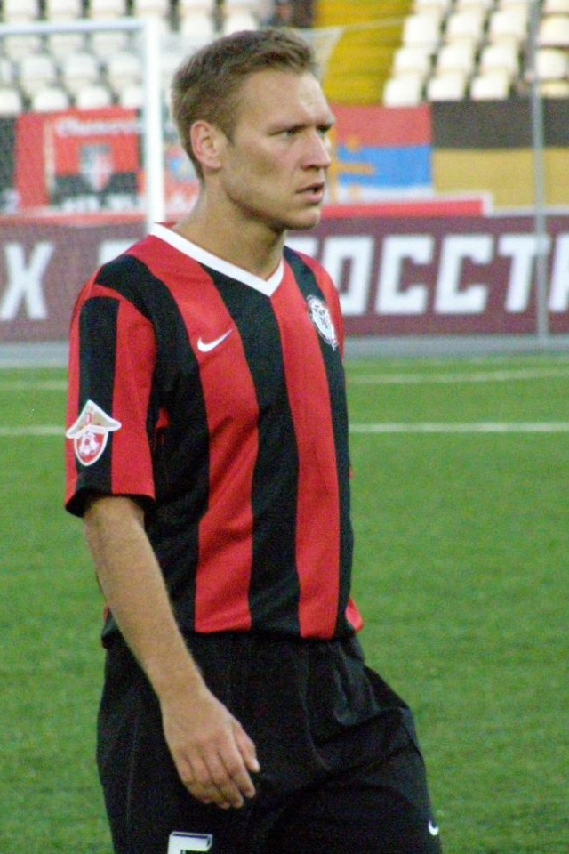Виталий Гришин полузащитник Амкара на поле