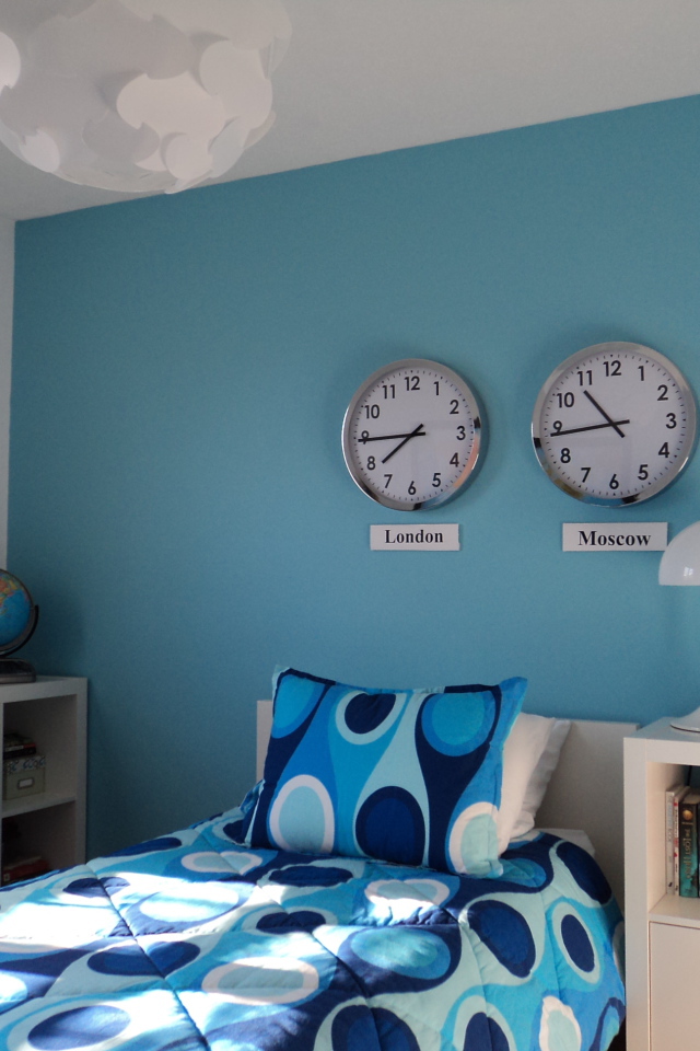 Часы над кроватью в детской