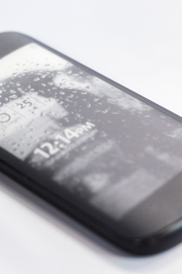 Водостойкий смартфон YotaPhone 2