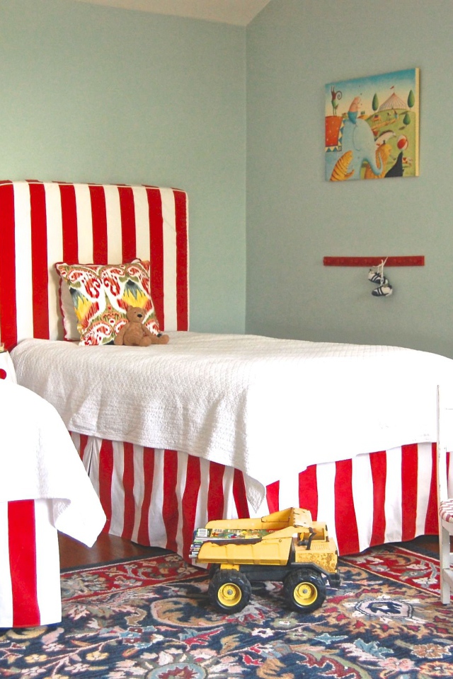 Белые покрывала на кроватях в детской