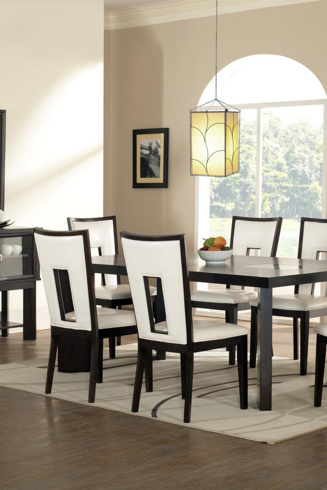 Белые стулья в столовой