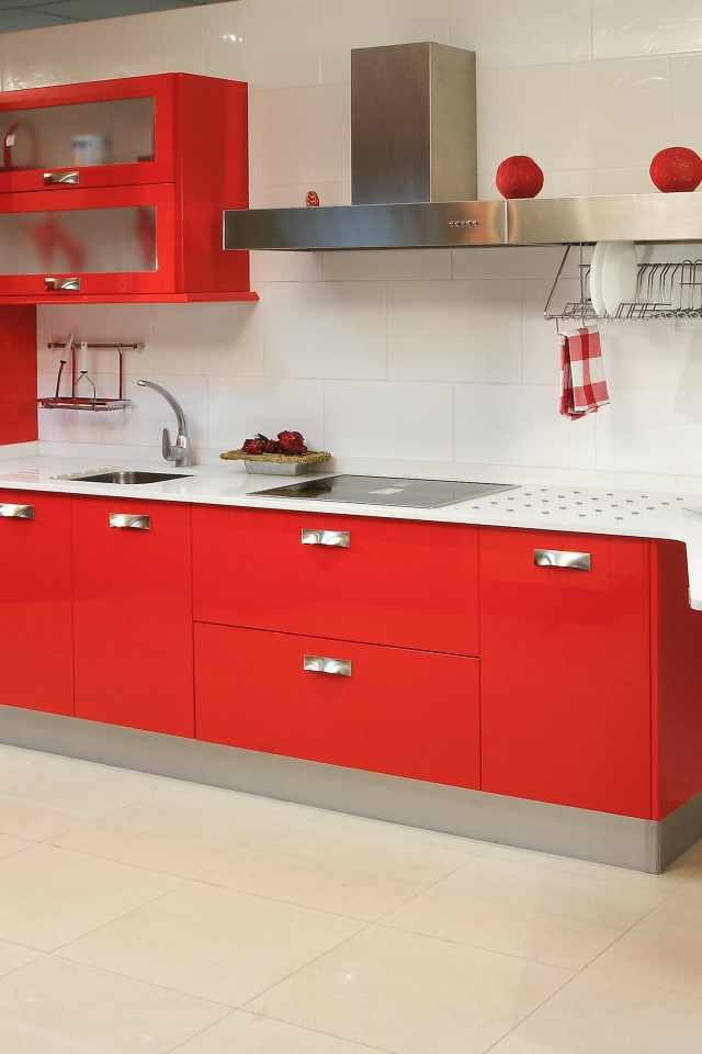 Белая столешница в красной кухне