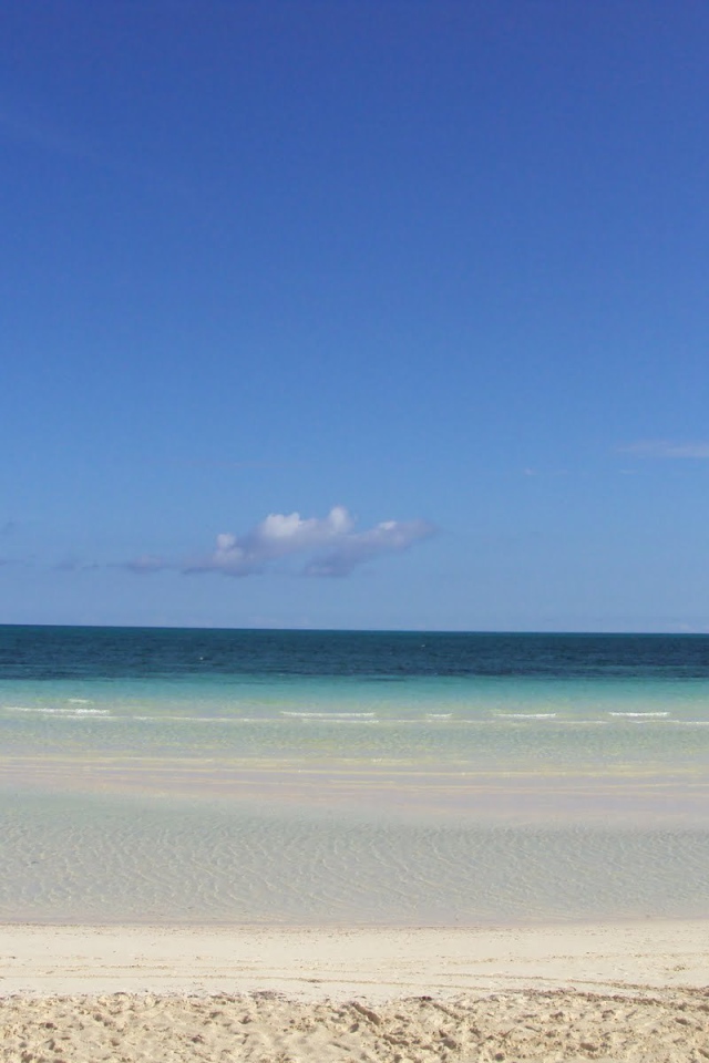 Белый песок на пляже на курорте Кайо Коко, Куба